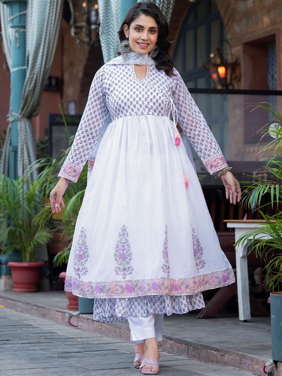 The Kapas Floral Embroidered Pure Cotton Anarkali Kurta with Trousers & With Dupatta, White
The Kapas Floral Embroidered Pure Cotton Anarkali Kurta with Trousers & With Dupatta, White