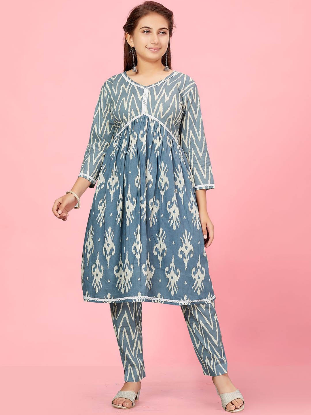 BAESD Girls Ethnic Motifs Printed V-Neck Empire Pure Cotton Anarkali Kurta with Trousers, Grey
BAESD Girls Ethnic Motifs Printed V-Neck Empire Pure Cotton Anarkali Kurta with Trousers, Grey