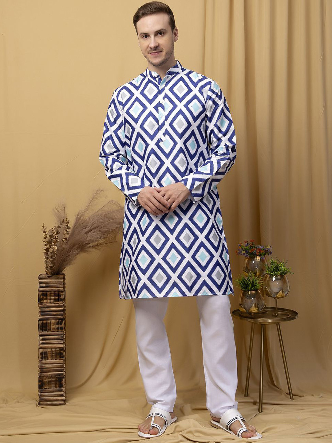 Hangup Geometric Printed Mandarin Collar Straight Kurta with Pyjamas, Navy blue 
Hangup Geometric Printed Mandarin Collar Straight Kurta with Pyjamas, Navy blue