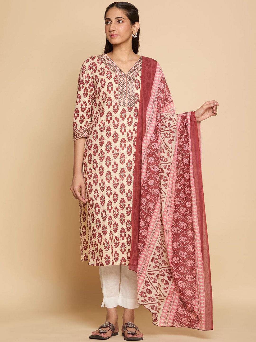 JimAsh Floral Printed V-Neck Straight Pure Cotton Kurta with Pyjama & Dupatta, Beige
JimAsh Floral Printed V-Neck Straight Pure Cotton Kurta with Pyjama & Dupatta, Beige