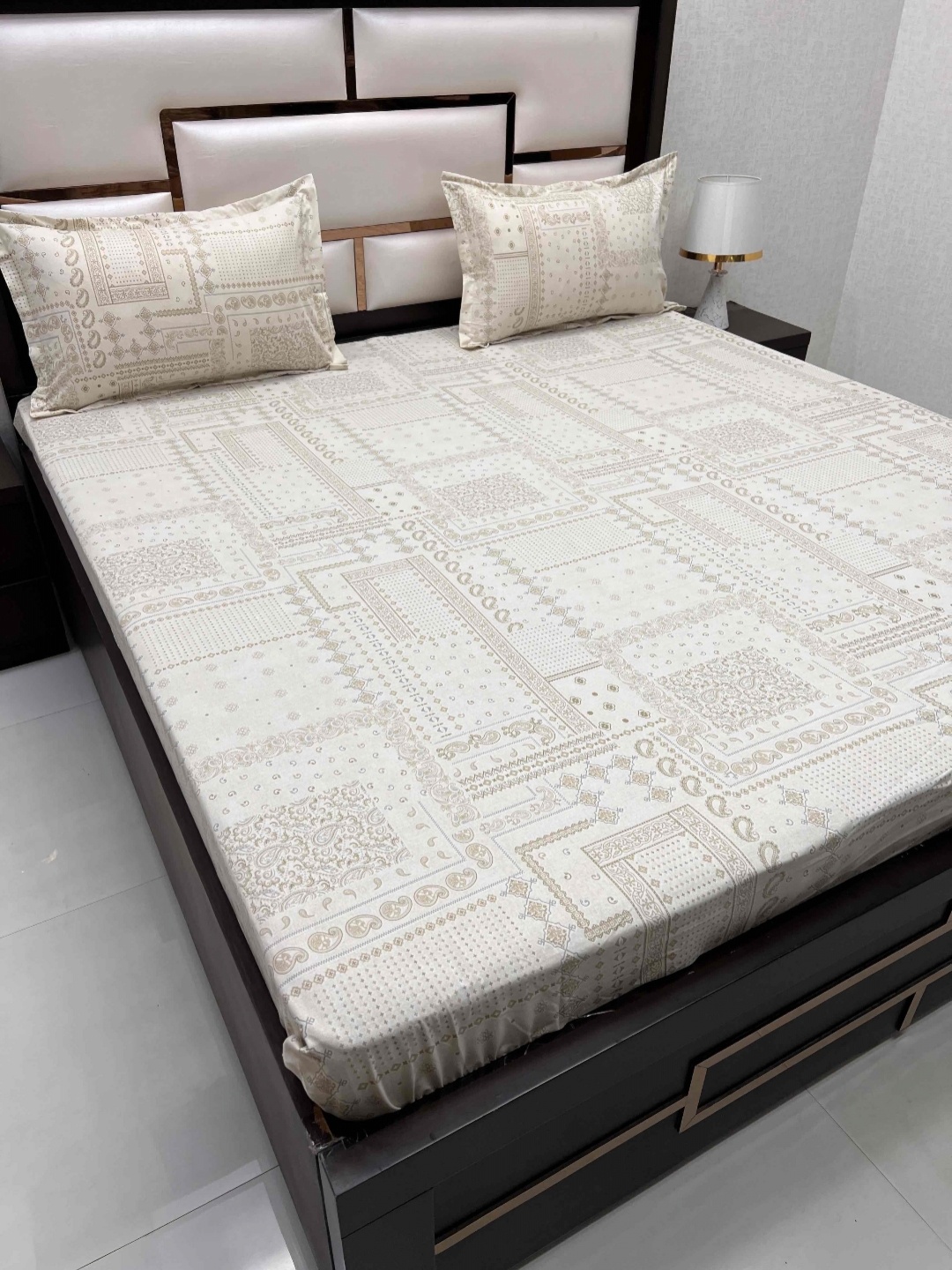 Pure Decor Velar Fur Green Printed 350 TC Pure Cotton King Bedsheet with 2 Pillow Covers
Pure Decor Velar Fur Green Printed 350 TC Pure Cotton King Bedsheet with 2 Pillow Covers