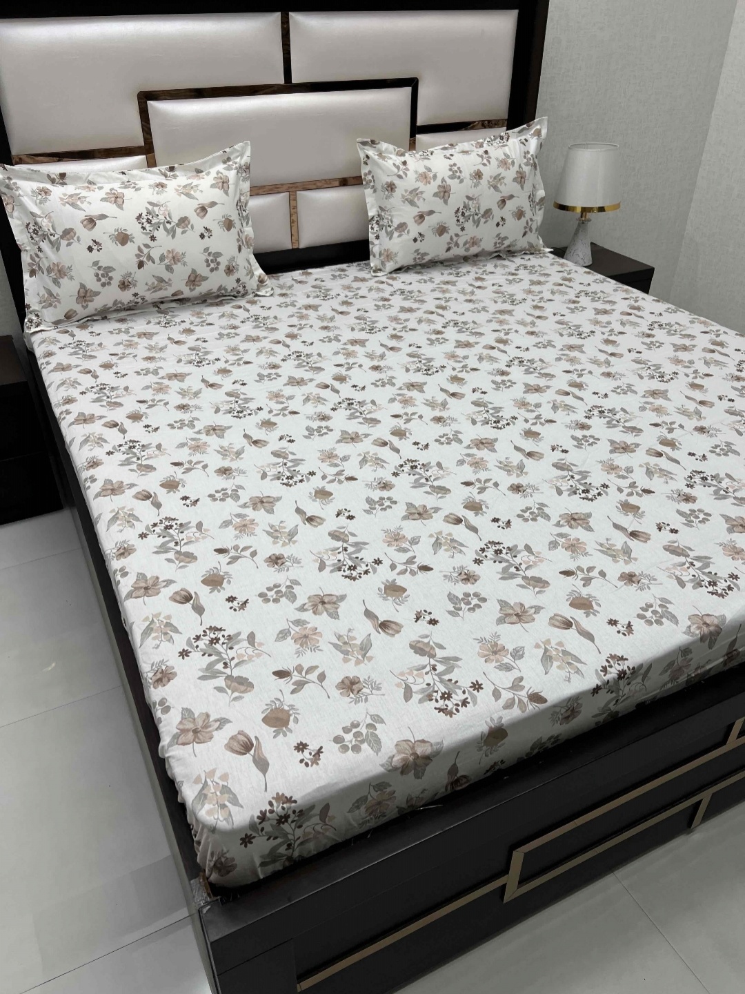 Pure Decor White & Grey Floral Printed 240 TC Cotton King Bedsheet with 2 Pillow Covers
Pure Decor White & Grey Floral Printed 240 TC Cotton King Bedsheet with 2 Pillow Covers