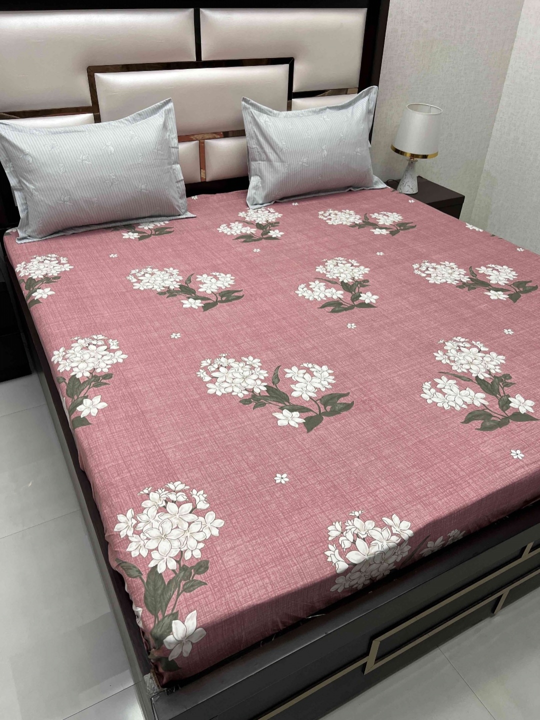 Pure Decor leisure fur Pink Floral Microfiber 330 TC King Bedsheet with 2 Pillow Covers
Pure Decor leisure fur Pink Floral Microfiber 330 TC King Bedsheet with 2 Pillow Covers