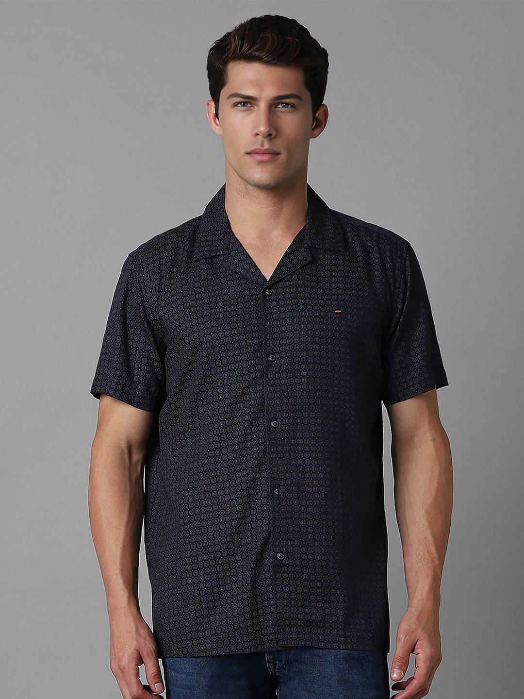 Louis Philippe Jeans Men Cuban Collar Geometric Printed Lyocell Slim Fit Casual Shirt, Navy blue
Louis Philippe Jeans Men Cuban Collar Geometric Printed Lyocell Slim Fit Casual Shirt, Navy blue