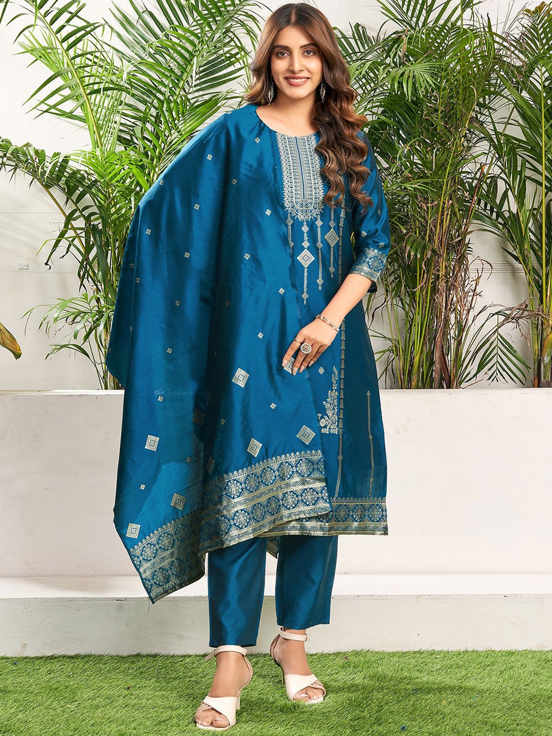 SKYLEE Blue & Gold Toned Ethnic Motifs Woven Design Kurta & Trousers With Dupatta
SKYLEE Blue & Gold Toned Ethnic Motifs Woven Design Kurta & Trousers With Dupatta
