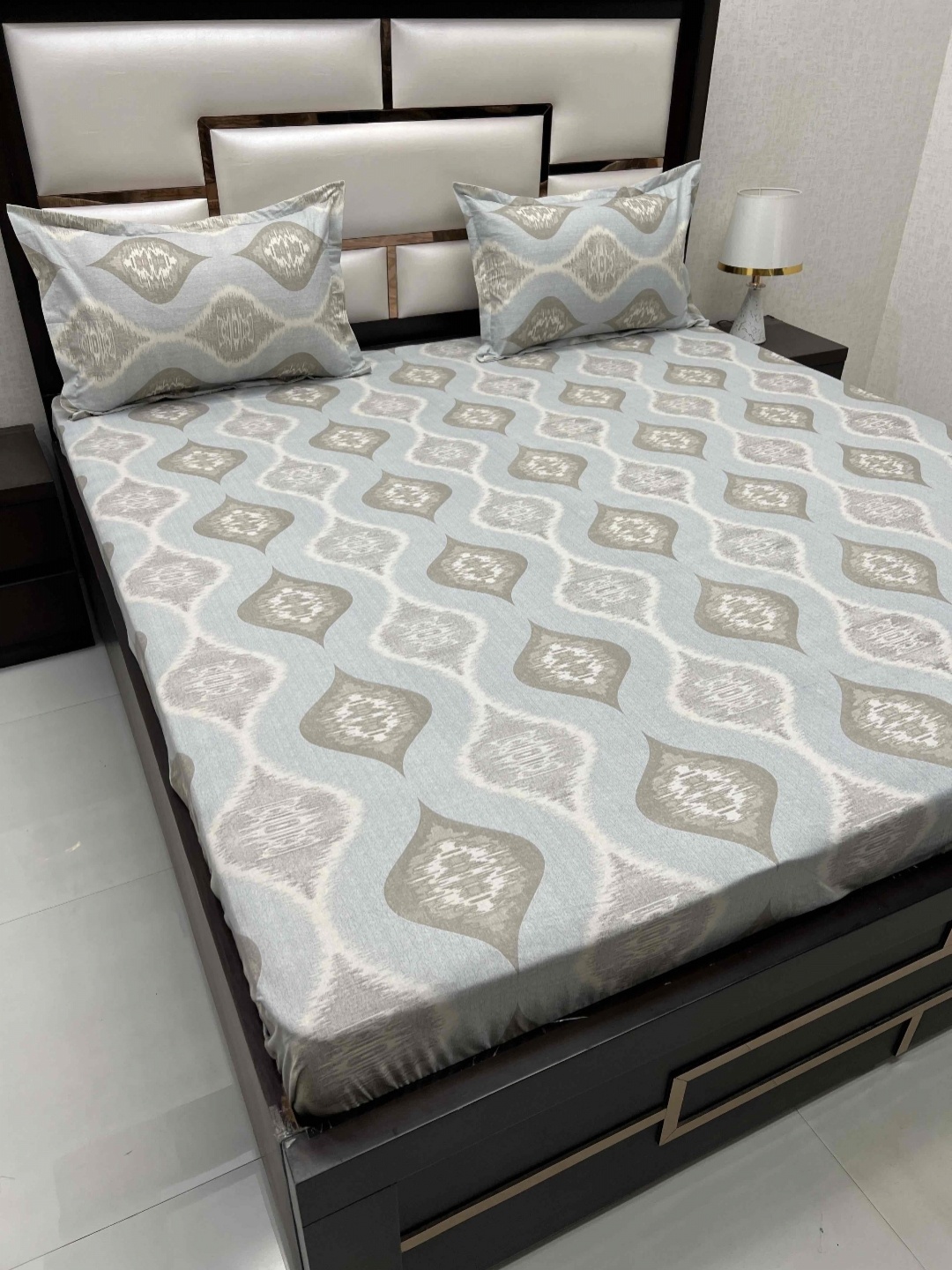 Pure Decor Ruby Blue Printed 300 TC Pure Cotton Fitted King Bedsheet with 2 Pillow Covers
Pure Decor Ruby Blue Printed 300 TC Pure Cotton Fitted King Bedsheet with 2 Pillow Covers