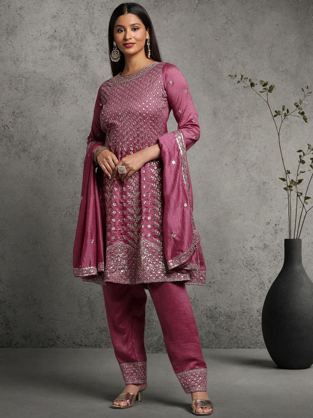 Miss Ethnik Ethnic Motifs Embroidered Sequinned A-Line Kurta with Trousers & Dupatta, Pink
Miss Ethnik Ethnic Motifs Embroidered Sequinned A-Line Kurta with Trousers & Dupatta, Pink