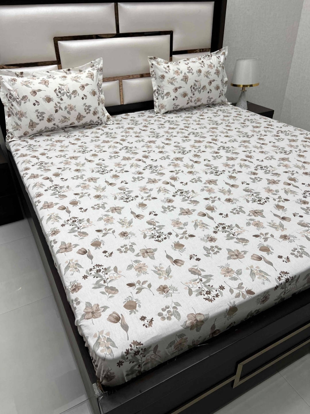 Pure Decor sapphire White & Brown Pure Cotton 260 TC King Bedsheet with 2 Pillow Covers
Pure Decor sapphire White & Brown Pure Cotton 260 TC King Bedsheet with 2 Pillow Covers