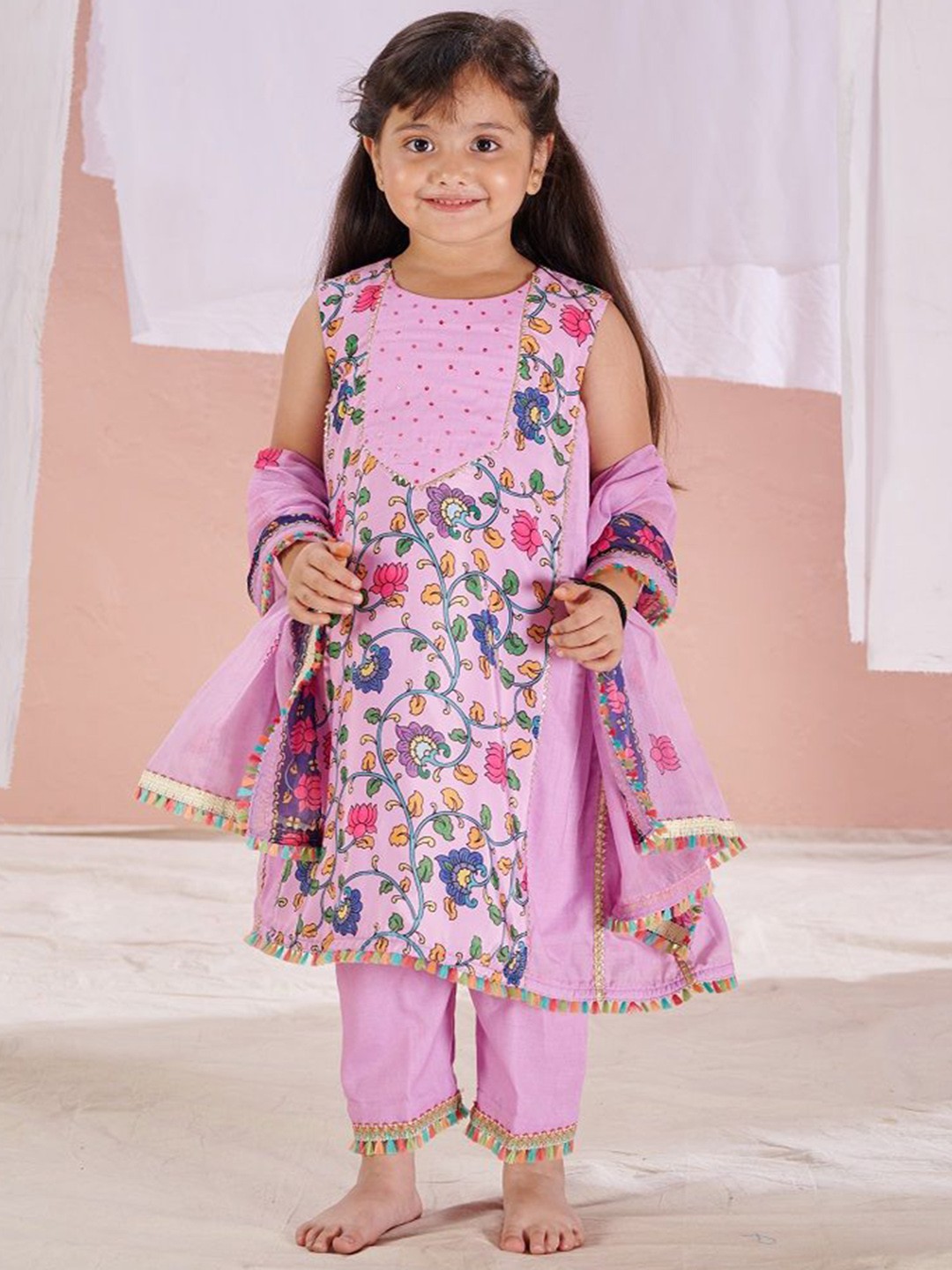 Vivedkids Girls Floral Kalamkari Printed Pure Cotton A-Line Kurta with Trousers & Dupatta, Lavender
Vivedkids Girls Floral Kalamkari Printed Pure Cotton A-Line Kurta with Trousers & Dupatta, Lavender