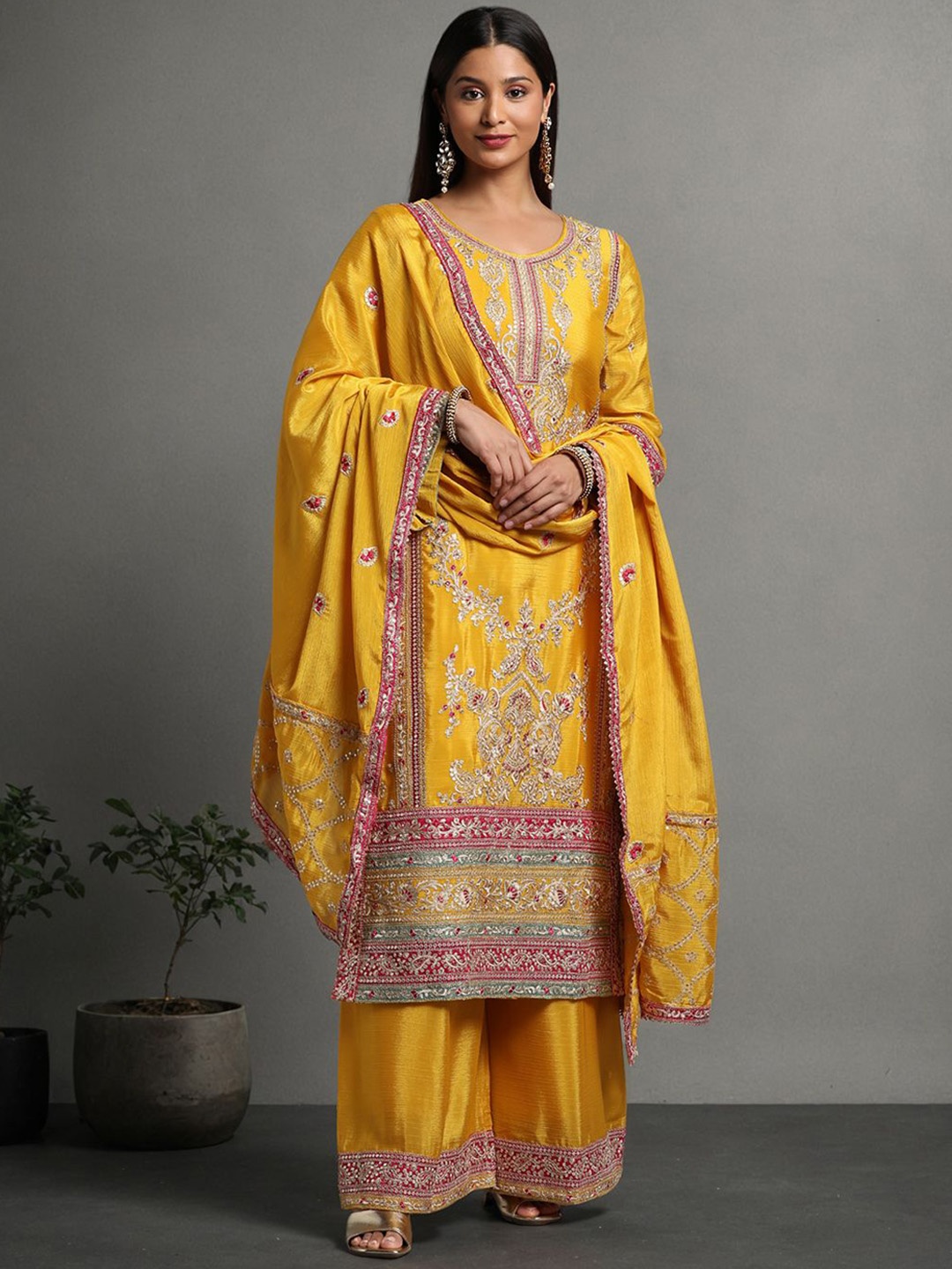 Miss Ethnik Ethnic Motifs Embroidered Sequinned Straight Kurta with Palazzo & Dupatta, Yellow
Miss Ethnik Ethnic Motifs Embroidered Sequinned Straight Kurta with Palazzo & Dupatta, Yellow
