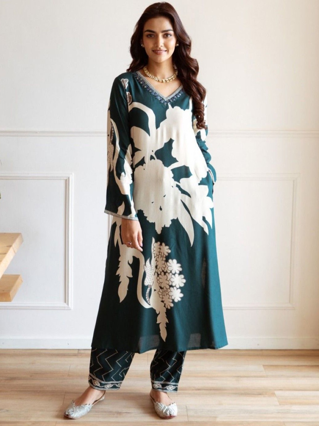 AUTUMN LANE Floral Embroidered Regular Sequinned Pure Cotton Straight Kurta with Trousers, Blue
AUTUMN LANE Floral Embroidered Regular Sequinned Pure Cotton Straight Kurta with Trousers, Blue