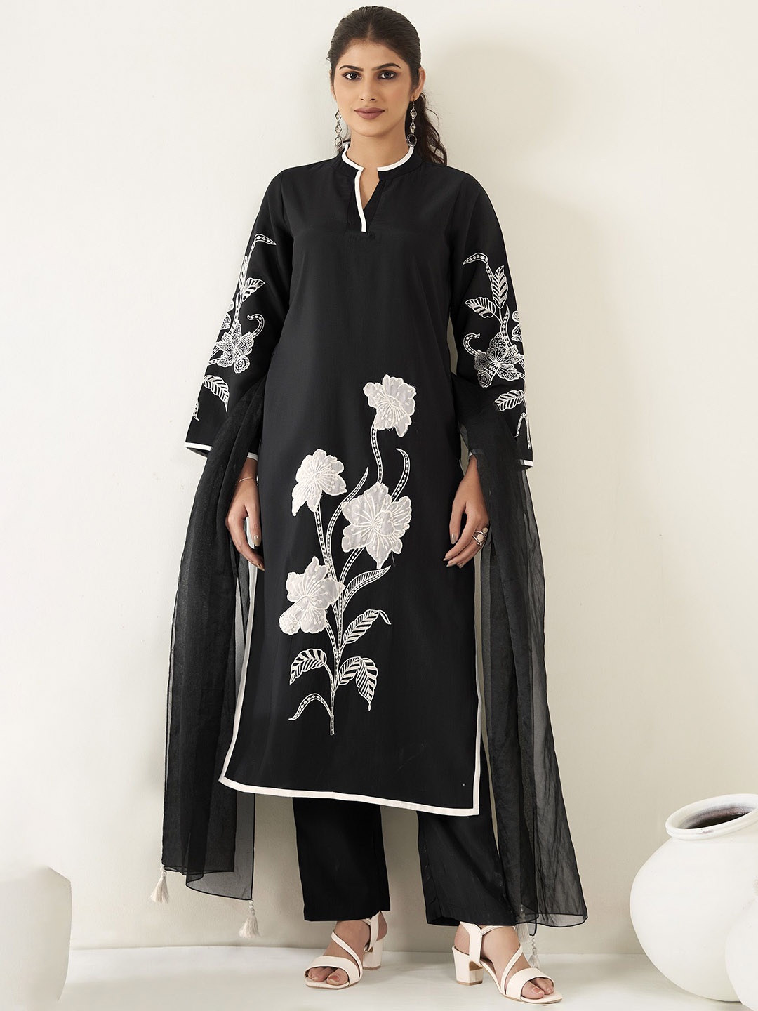 Anouk Floral Embroidered Regular Chanderi Silk Straight Kurta with Trousers & Dupatta, Black
Anouk Floral Embroidered Regular Chanderi Silk Straight Kurta with Trousers & Dupatta, Black