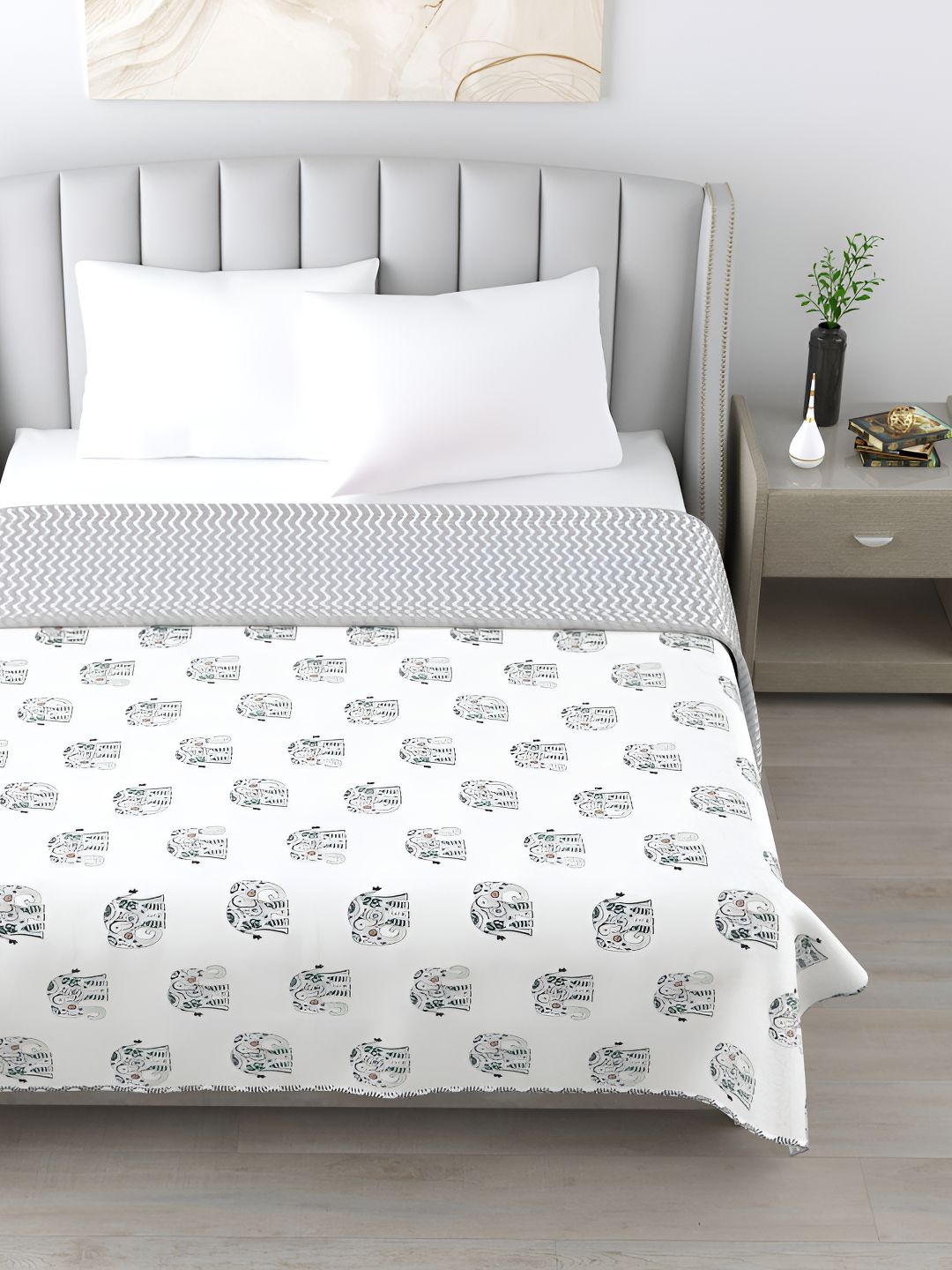 Jinaya's White & Black Floral AC Room 300 GSM Cotton Reversible Single Bed Dohar
Jinaya's White & Black Floral AC Room 300 GSM Cotton Reversible Single Bed Dohar