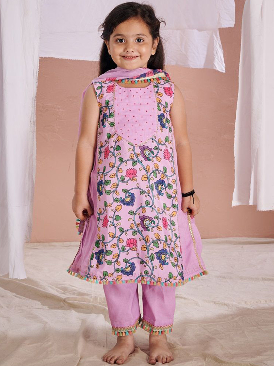Vivedkids Girls Floral Printed Gotta Patti Pure Cotton Kurta With Trousers & Dupatta, Lavender
Vivedkids Girls Floral Printed Gotta Patti Pure Cotton Kurta With Trousers & Dupatta, Lavender