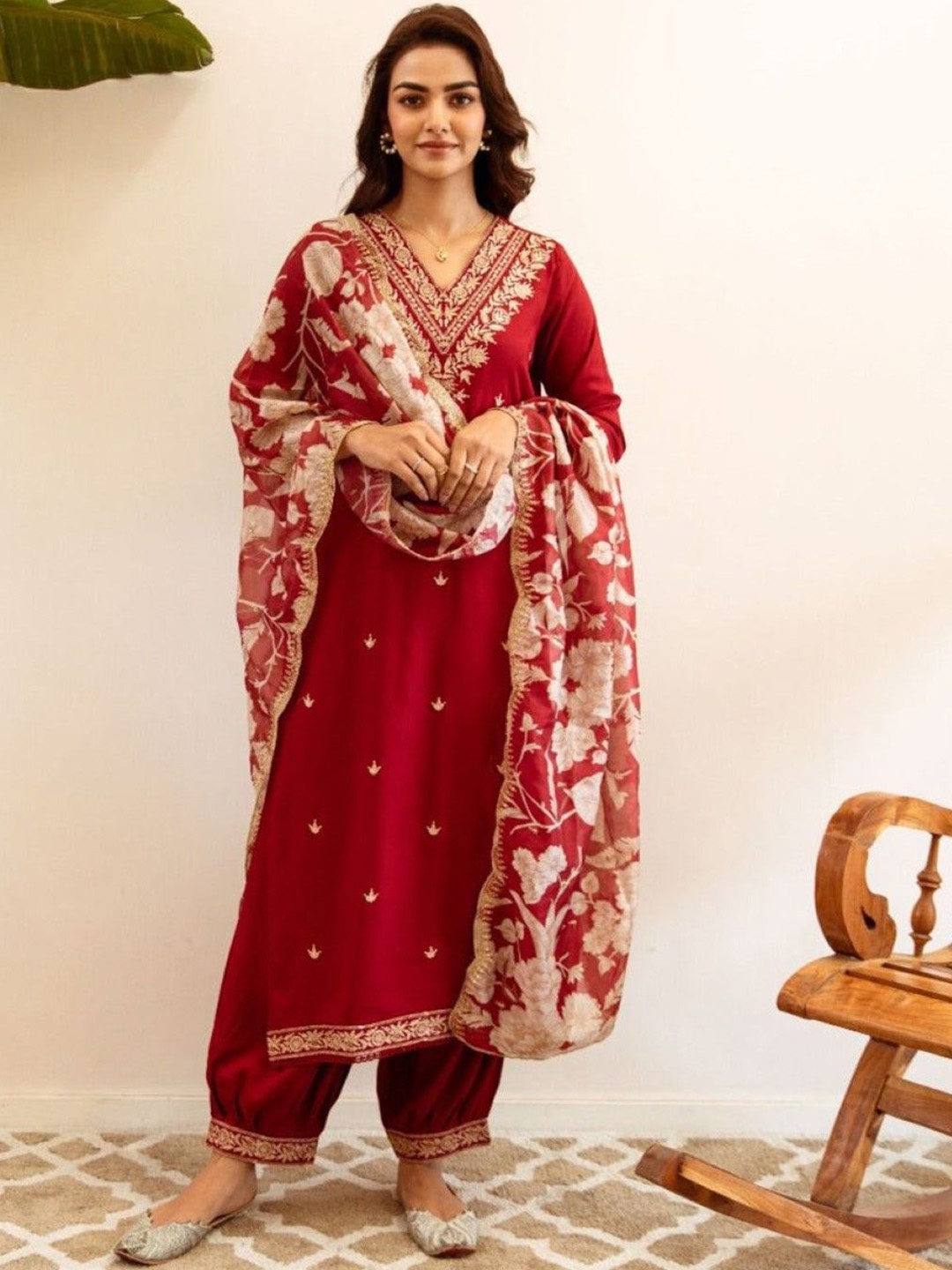 AUTUMN LANE Floral Embroidered V-Neck Pure Cotton Straight Kurta with Salwar & Dupatta, Red
AUTUMN LANE Floral Embroidered V-Neck Pure Cotton Straight Kurta with Salwar & Dupatta, Red