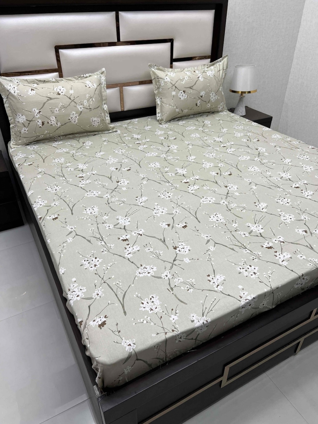 Pure Decor Sapphire Green & White Floral Fitted Cotton King Bedsheet with 2 Pillow Covers
Pure Decor Sapphire Green & White Floral Fitted Cotton King Bedsheet with 2 Pillow Covers