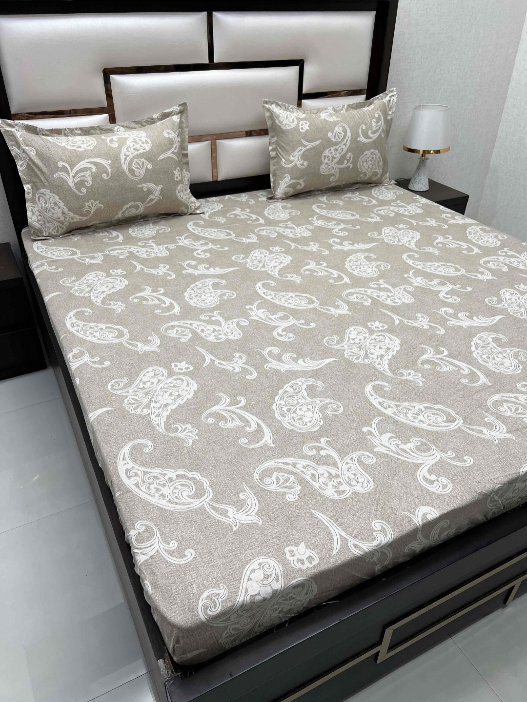 Pure Decor Royal Velar Green Printed 260 TC Cotton King Bedsheet with 2 Pillow Covers
Pure Decor Royal Velar Green Printed 260 TC Cotton King Bedsheet with 2 Pillow Covers