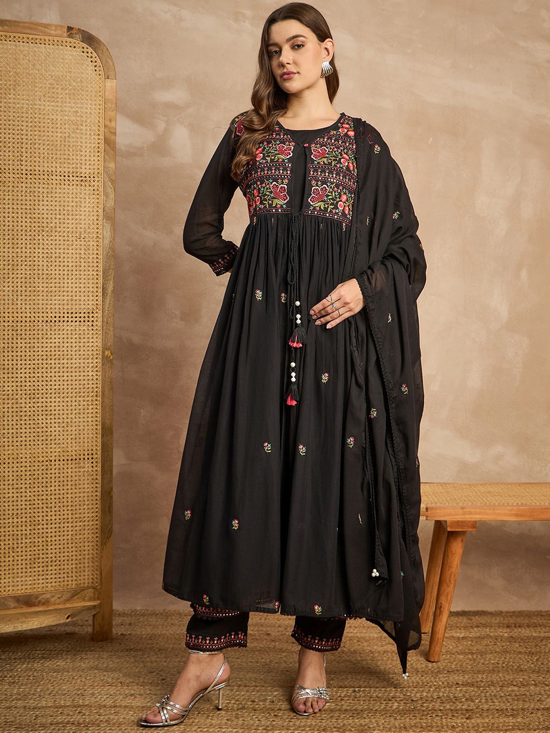 all about you Floral Embroidered Layered Sequinned Anarkali Kurta with Trousers & Dupatta, Black
all about you Floral Embroidered Layered Sequinned Anarkali Kurta with Trousers & Dupatta, Black