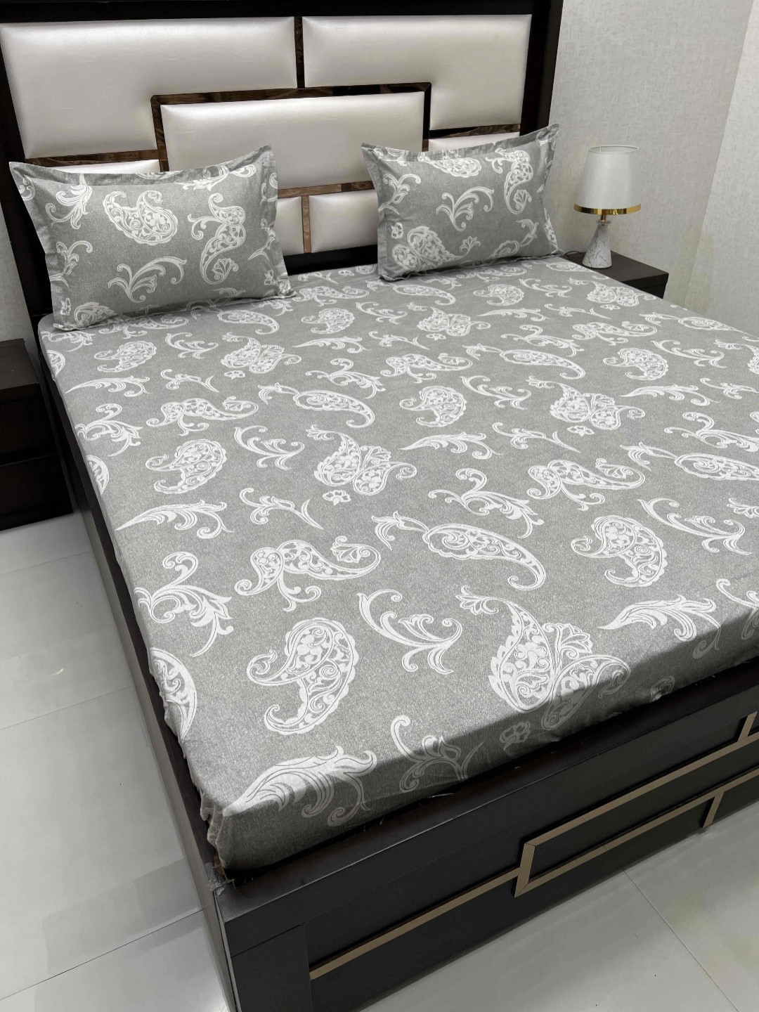 Pure Decor Sapphire Grey Printed 330 TC Pure Cotton Fitted Super King Bedsheet Set
Pure Decor Sapphire Grey Printed 330 TC Pure Cotton Fitted Super King Bedsheet Set