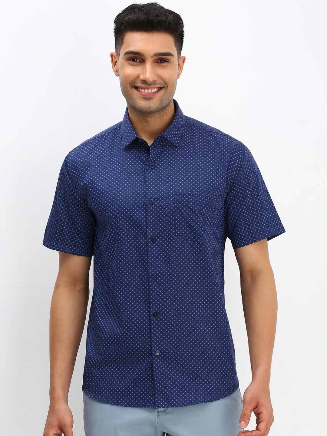 Allen Solly Men Spread Collar Micro Ditsy Printed Cotton Slim Fit Casual Shirt, Navy blue
Allen Solly Men Spread Collar Micro Ditsy Printed Cotton Slim Fit Casual Shirt, Navy blue