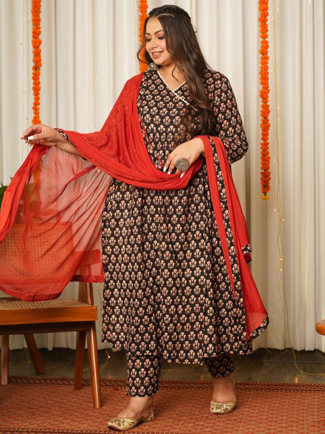 NANGALIA RUCHIRA Plus Size Printed Pure Cotton Anarkali Kurta with Trousers & Dupatta, Black
NANGALIA RUCHIRA Plus Size Printed Pure Cotton Anarkali Kurta with Trousers & Dupatta, Black