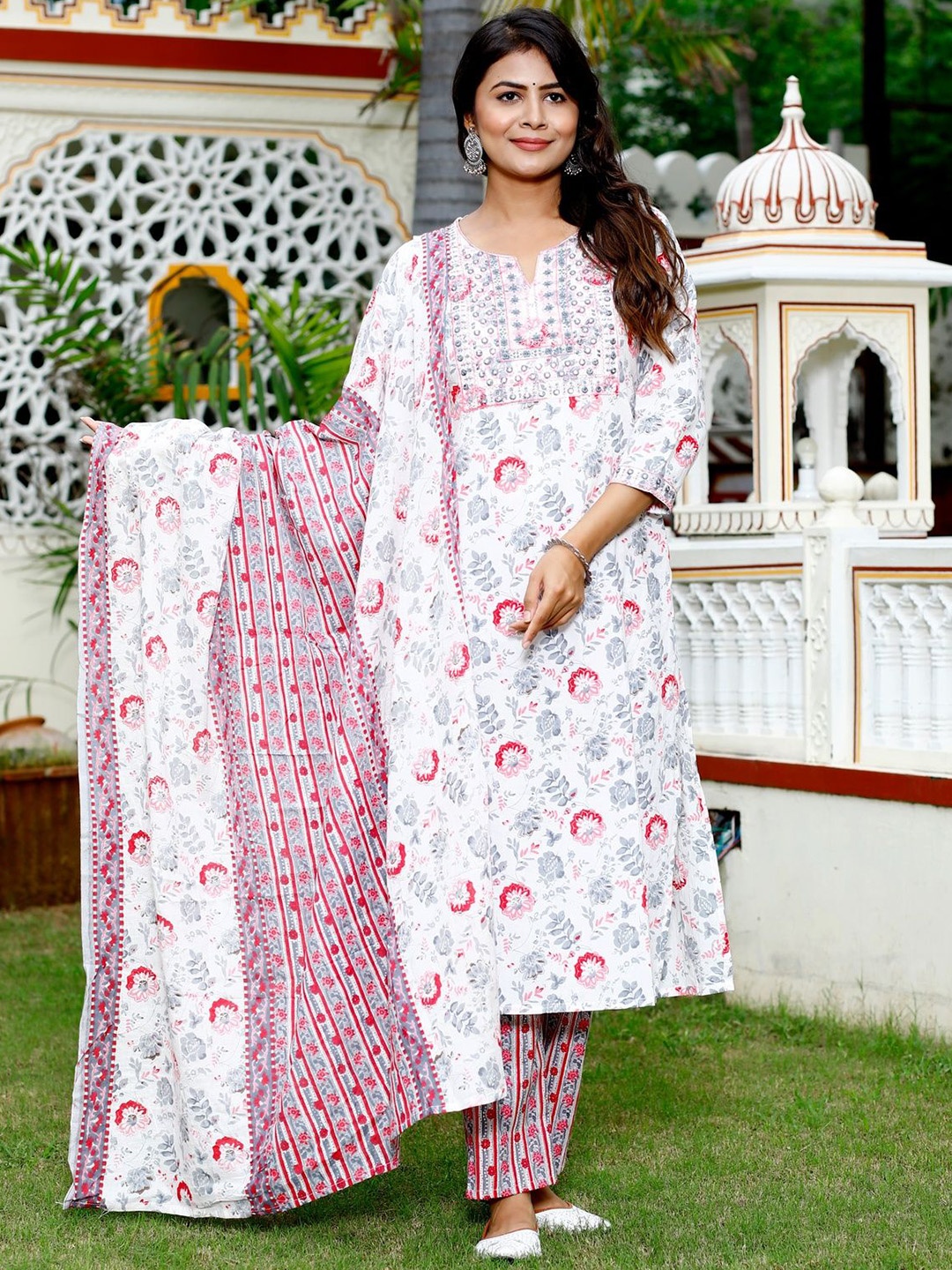 FABISTA Floral Printed Thread Work Pure Cotton Straight Kurta With Trouser & Dupatta, Pink
FABISTA Floral Printed Thread Work Pure Cotton Straight Kurta With Trouser & Dupatta, Pink