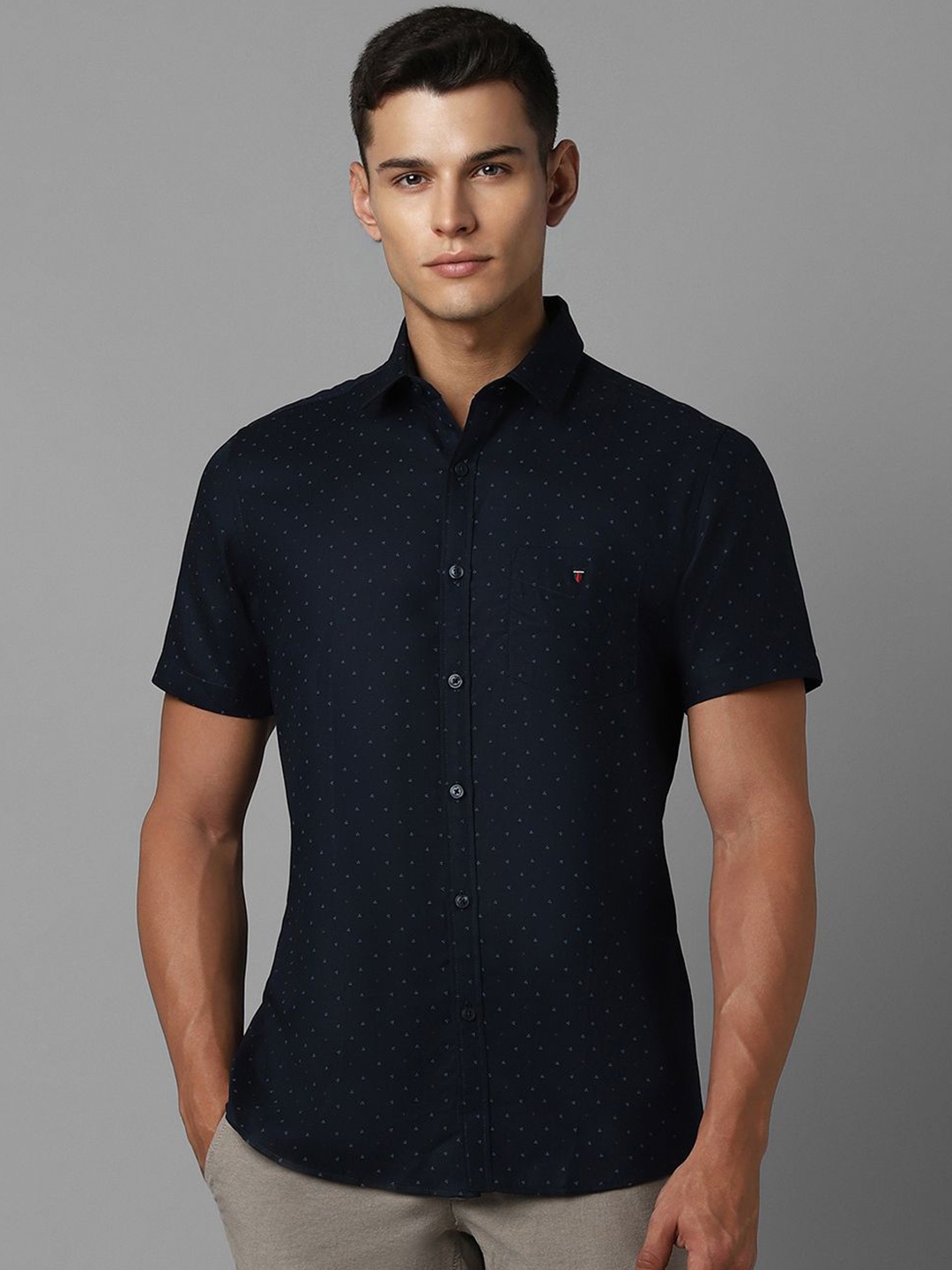 Louis Philippe Sport Men Spread Collar Micro Ditsy Printed Cotton Slim Fit Casual Shirt, Navy blue
Louis Philippe Sport Men Spread Collar Micro Ditsy Printed Cotton Slim Fit Casual Shirt, Navy blue