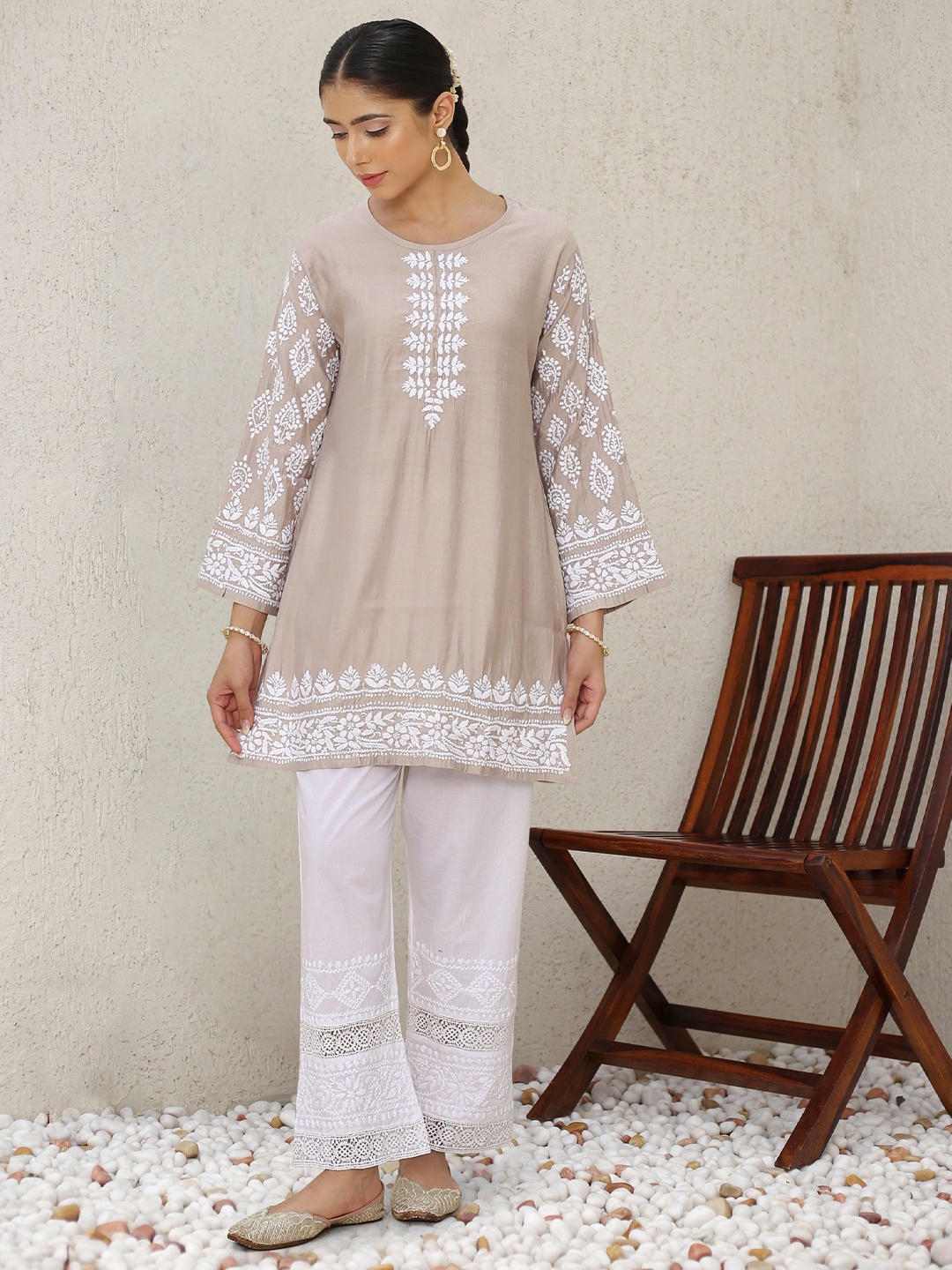 HOUSE OF KARI Floral Embroidered Chikankari Flared Sleeves Silk Straight Short Kurta, Beige
HOUSE OF KARI Floral Embroidered Chikankari Flared Sleeves Silk Straight Short Kurta, Beige