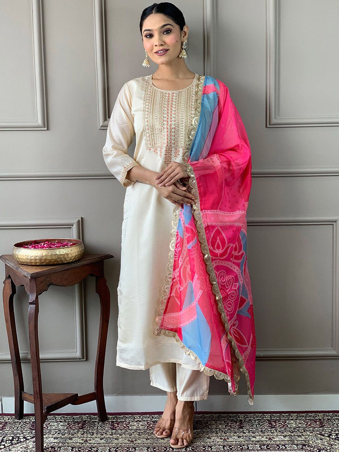 Meena Bazaar Ethnic Motifs Yoke Design Thread Work Straight Kurta with Trousers & Dupatta, Cream
Meena Bazaar Ethnic Motifs Yoke Design Thread Work Straight Kurta with Trousers & Dupatta, Cream