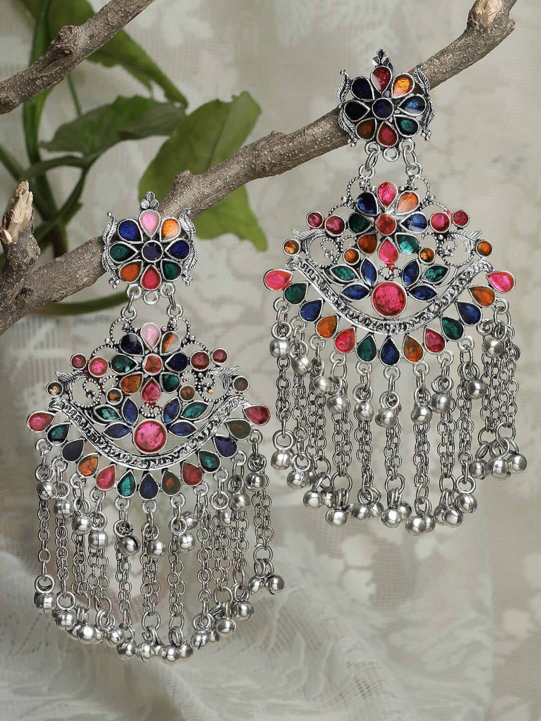 Moedbuille Women Red & Green Silver-Plated Oxidised Crescent Shaped Chandbalis Earrings
Moedbuille Women Red & Green Silver-Plated Oxidised Crescent Shaped Chandbalis Earrings