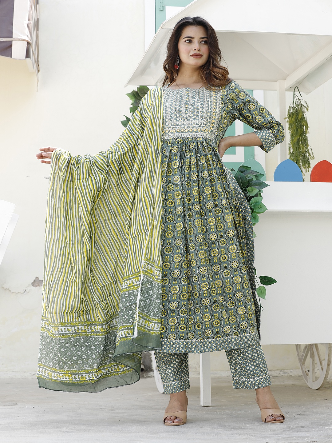 JD FINISHING Floral Printed Round Neck Pure Cotton A-Line Kurta With Trousers & Dupatta, Green
JD FINISHING Floral Printed Round Neck Pure Cotton A-Line Kurta With Trousers & Dupatta, Green