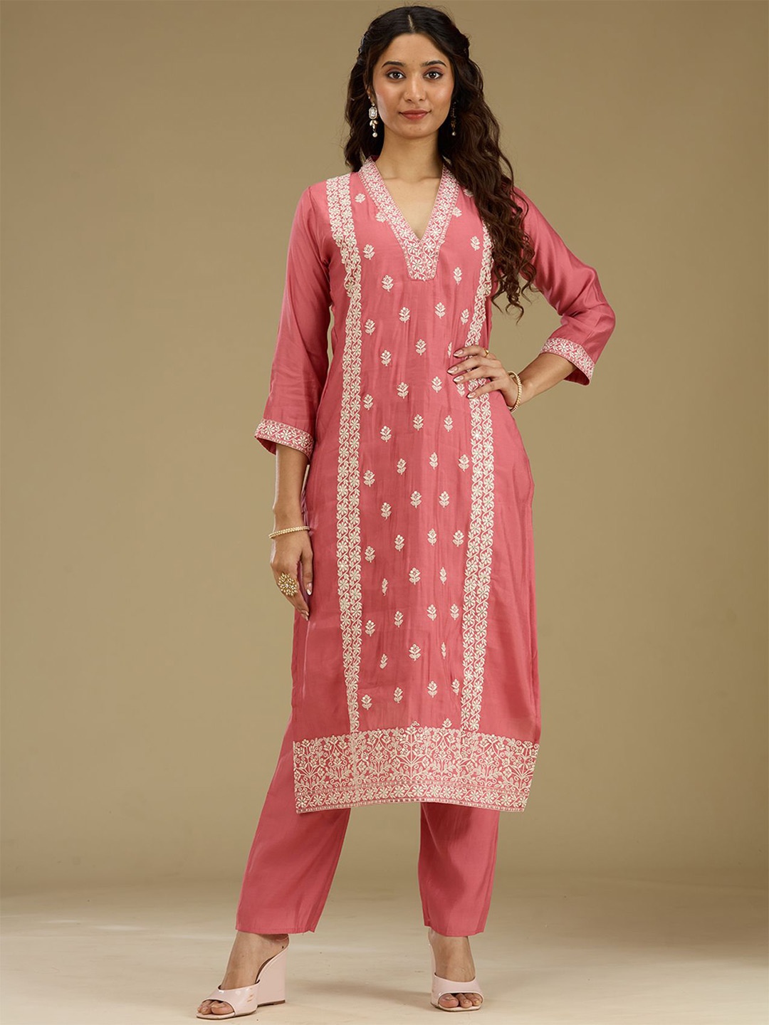 Koskii Women Floral Embroidered Regular Thread Work Kurta with Trouser & Dupatta, Pink
Koskii Women Floral Embroidered Regular Thread Work Kurta with Trouser & Dupatta, Pink