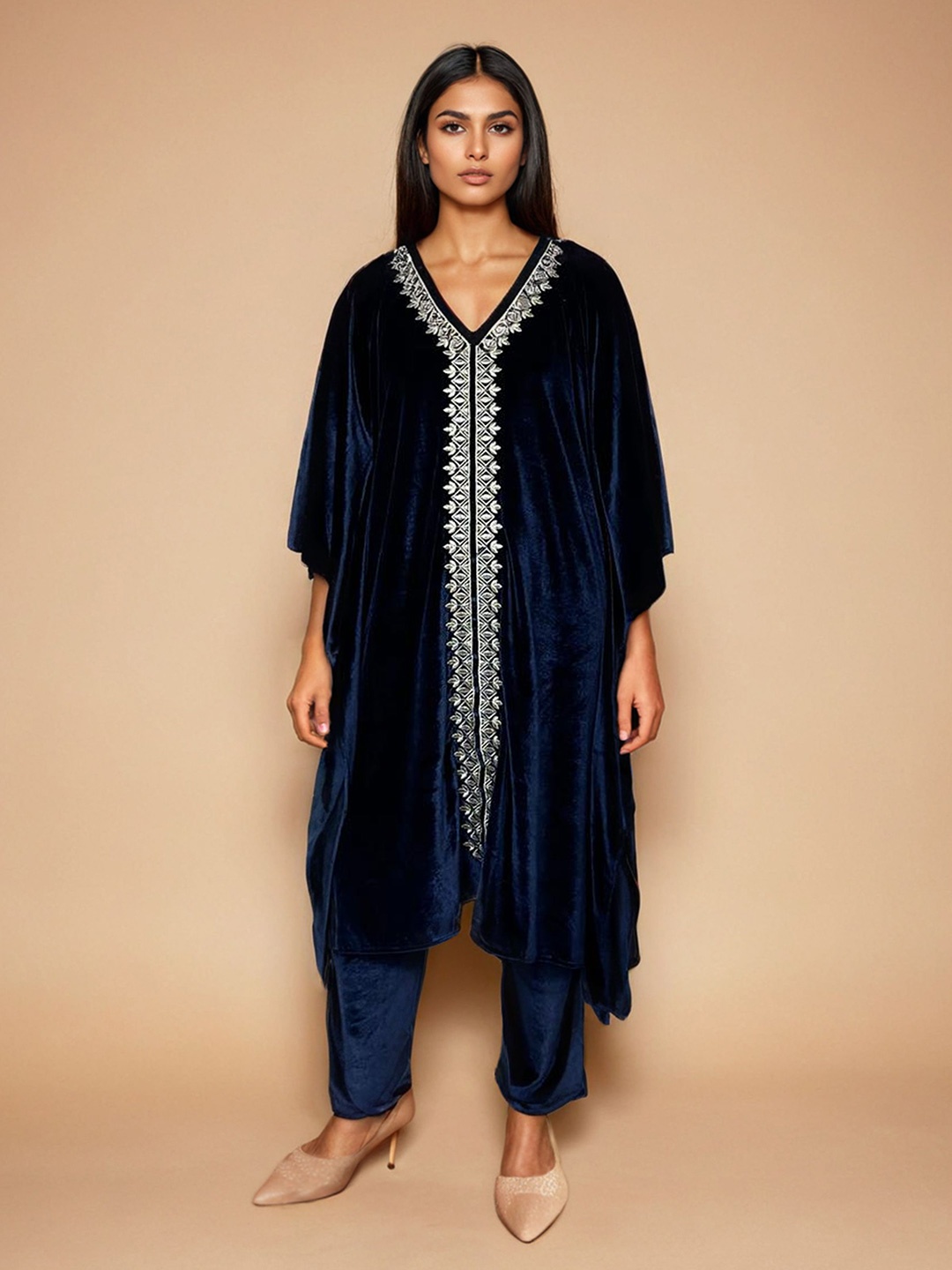 trueBrowns Women Floral Embroidered Thread Work Regular Velvet Kaftan Kurta With Trousers, Navy blue
trueBrowns Women Floral Embroidered Thread Work Regular Velvet Kaftan Kurta With Trousers, Navy blue