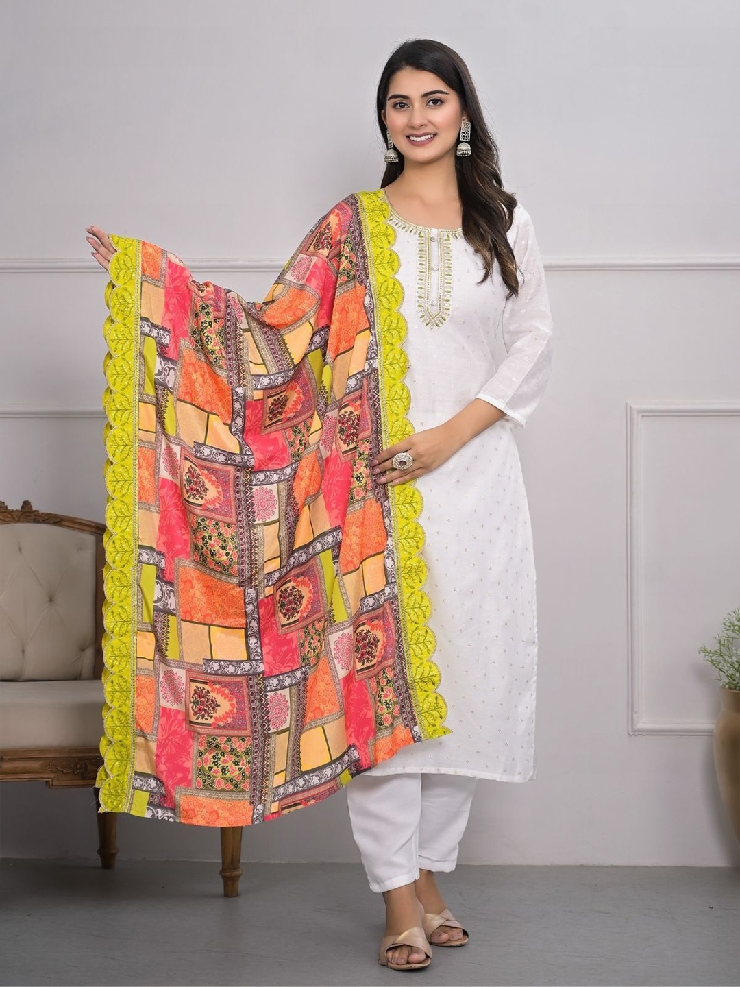 ODETTE Ethnic Motifs Embroidered Sequinned Straight Kurta with Trousers & Dupatta, White
ODETTE Ethnic Motifs Embroidered Sequinned Straight Kurta with Trousers & Dupatta, White