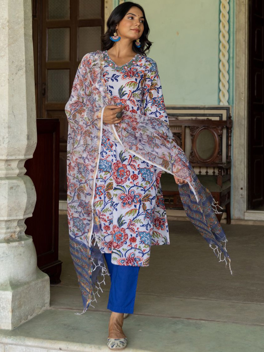 The Ethnic Label Floral Printed Pure Cotton V-Neck Straight Kurta With Trousers & Dupatta, White
The Ethnic Label Floral Printed Pure Cotton V-Neck Straight Kurta With Trousers & Dupatta, White