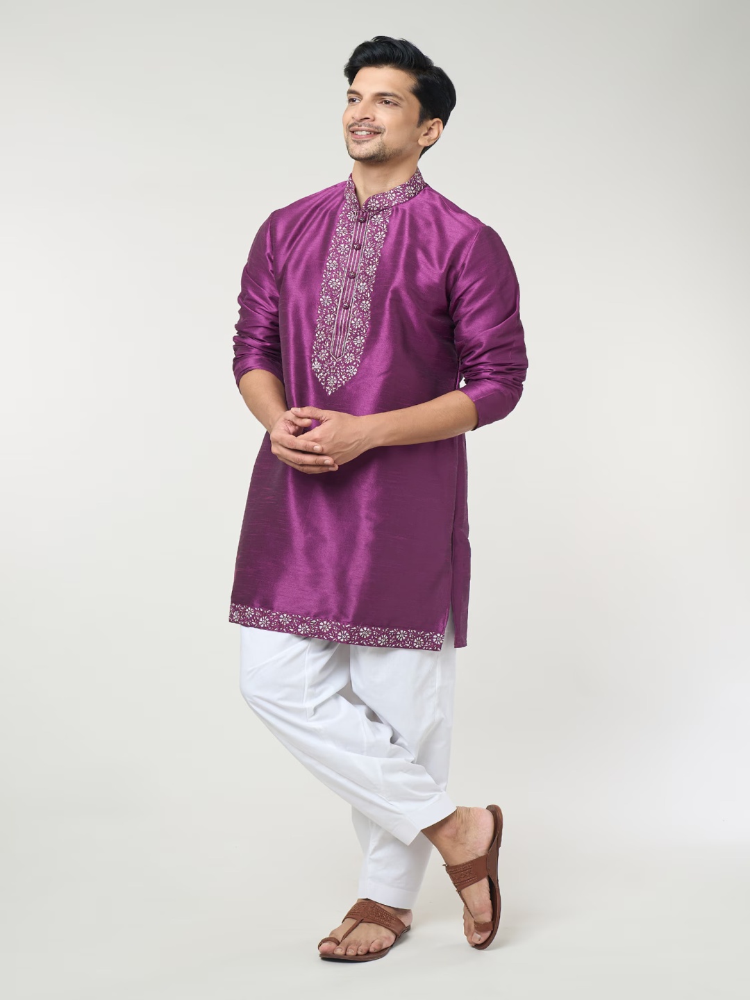 RNG Safawala Men Floral Embroidered Mandarin Collar Pure Cotton Straight Kurta & Trousers, Violet
RNG Safawala Men Floral Embroidered Mandarin Collar Pure Cotton Straight Kurta & Trousers, Violet