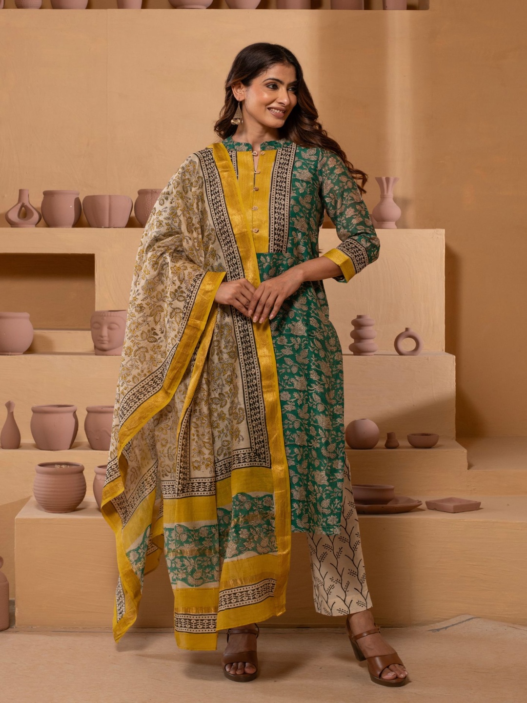 Kasturi Creations Floral Printed Mandarin Collar Straight Kurta With Trouser & Dupatta, Green
Kasturi Creations Floral Printed Mandarin Collar Straight Kurta With Trouser & Dupatta, Green