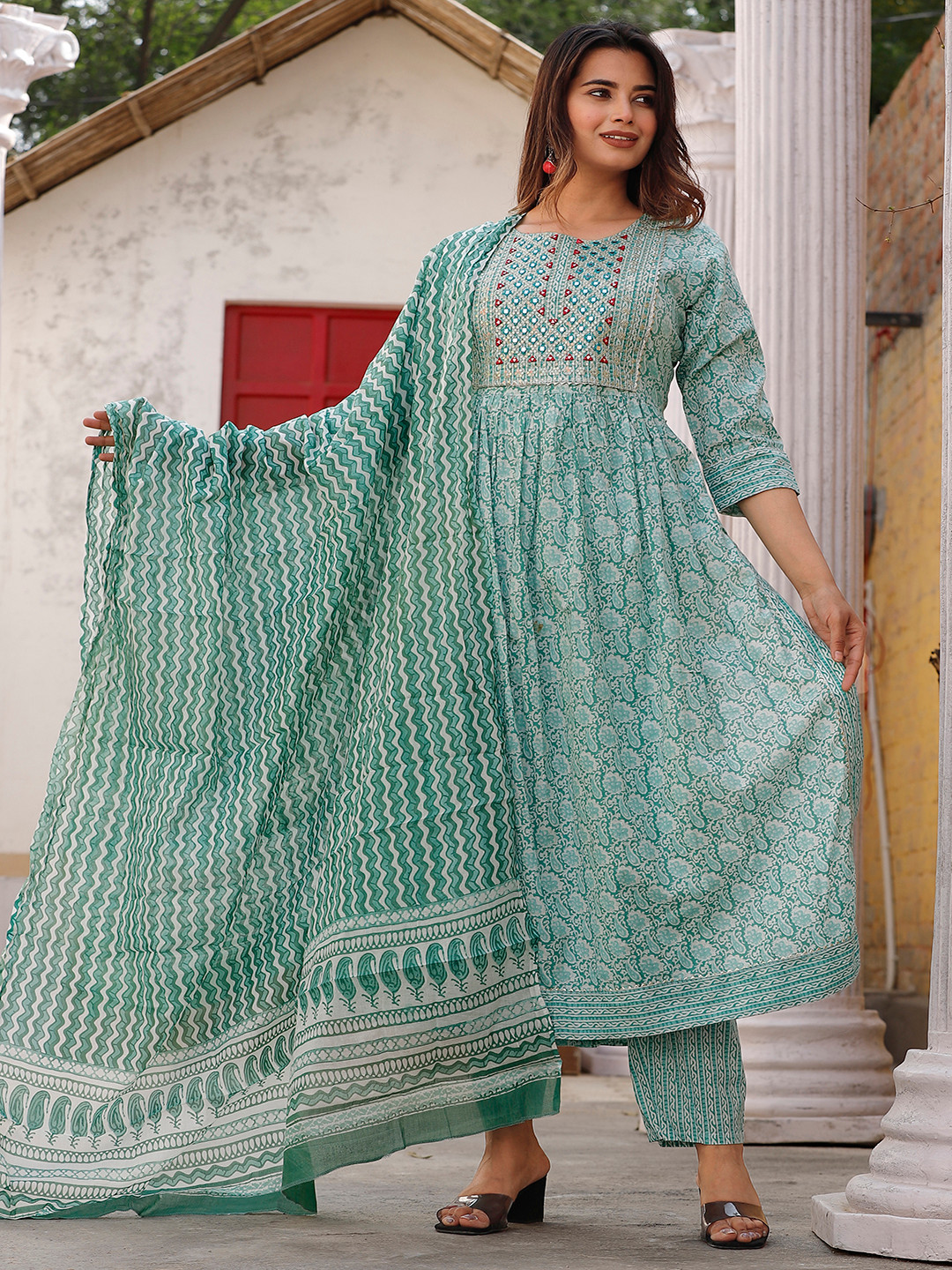 JD FINISHING Floral Printed Round Neck Pure Cotton A-Line Kurta With Trousers & Dupatta, Lime green
JD FINISHING Floral Printed Round Neck Pure Cotton A-Line Kurta With Trousers & Dupatta, Lime green