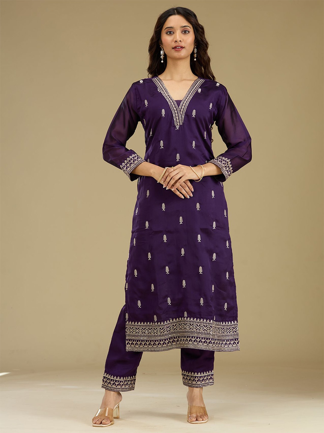 Koskii Women Floral Embroidered Regular Thread Work Kurta with Trousers & Dupatta, Purple
Koskii Women Floral Embroidered Regular Thread Work Kurta with Trousers & Dupatta, Purple