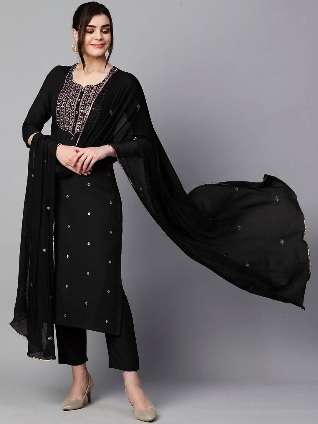 DIVASTRI Floral Embroidered Notch Neck Sequinned Straight Kurta With Trousers And Dupatta, Black
DIVASTRI Floral Embroidered Notch Neck Sequinned Straight Kurta With Trousers And Dupatta, Black