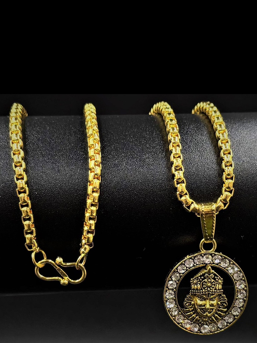 AKLINA Unisex Gold-Plated Artificial Stones Studded Contemporary Pendants With Chains
AKLINA Unisex Gold-Plated Artificial Stones Studded Contemporary Pendants With Chains
