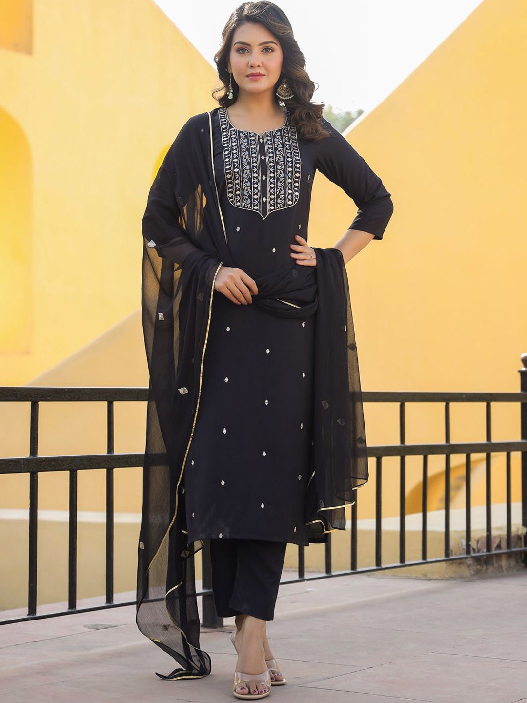 DIVASTRI Floral Embroidered Sweetheart Neck Straight Kurta With Trousers & Dupatta, Black
DIVASTRI Floral Embroidered Sweetheart Neck Straight Kurta With Trousers & Dupatta, Black