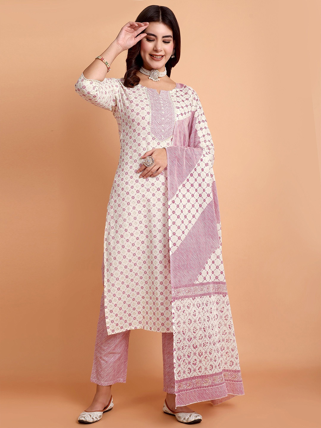 Pahiya Floral Printed Notch Neck Pure Cotton Straight Kurta With Trousers & Dupatta, Pink
Pahiya Floral Printed Notch Neck Pure Cotton Straight Kurta With Trousers & Dupatta, Pink