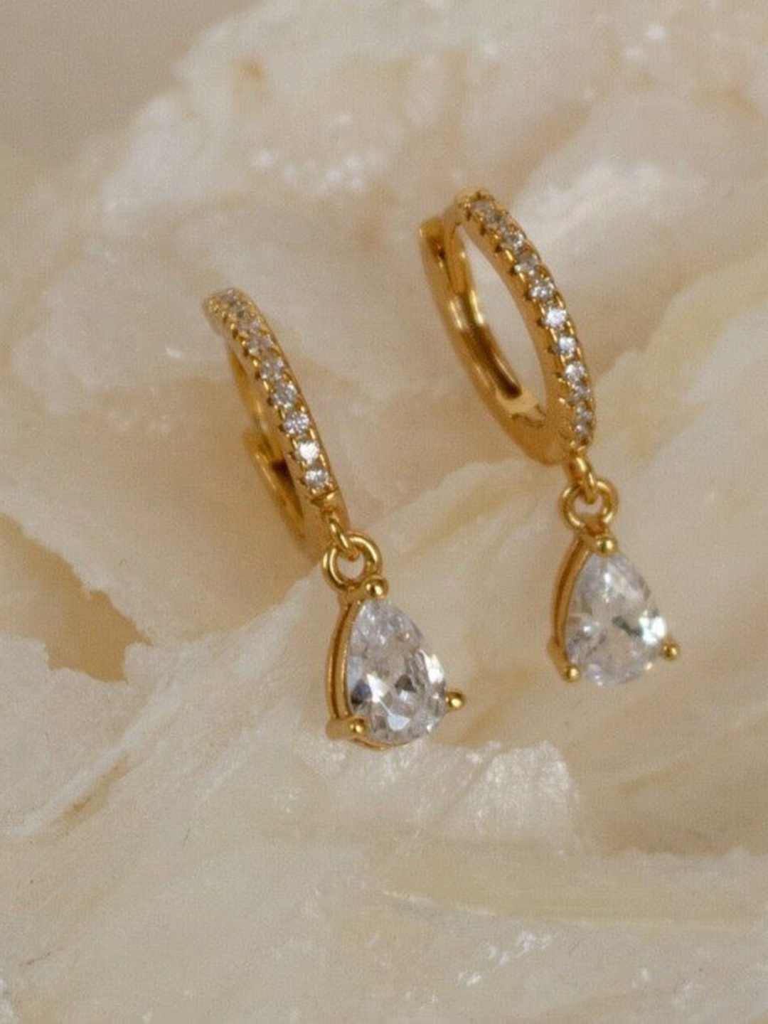 ANJNI CREATION Gold-Plated Cubic Zirconia Studded Teardrop Shaped Drop Earrings
ANJNI CREATION Gold-Plated Cubic Zirconia Studded Teardrop Shaped Drop Earrings