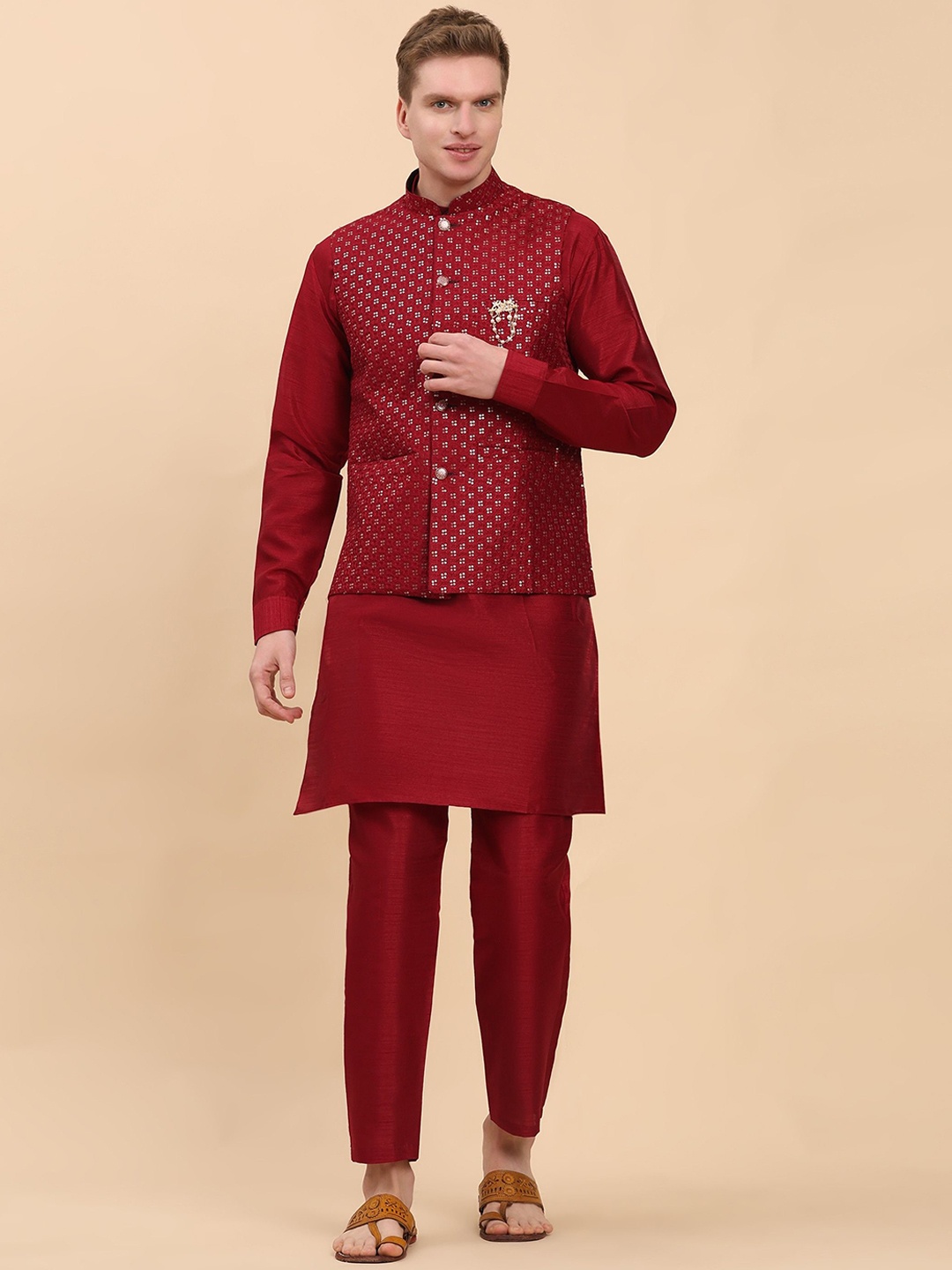 Pro-Ethic STYLE DEVELOPER Mandarin Collar Sequinned Pure Silk Kurta with Trouser & Jacket, Maroon
Pro-Ethic STYLE DEVELOPER Mandarin Collar Sequinned Pure Silk Kurta with Trouser & Jacket, Maroon