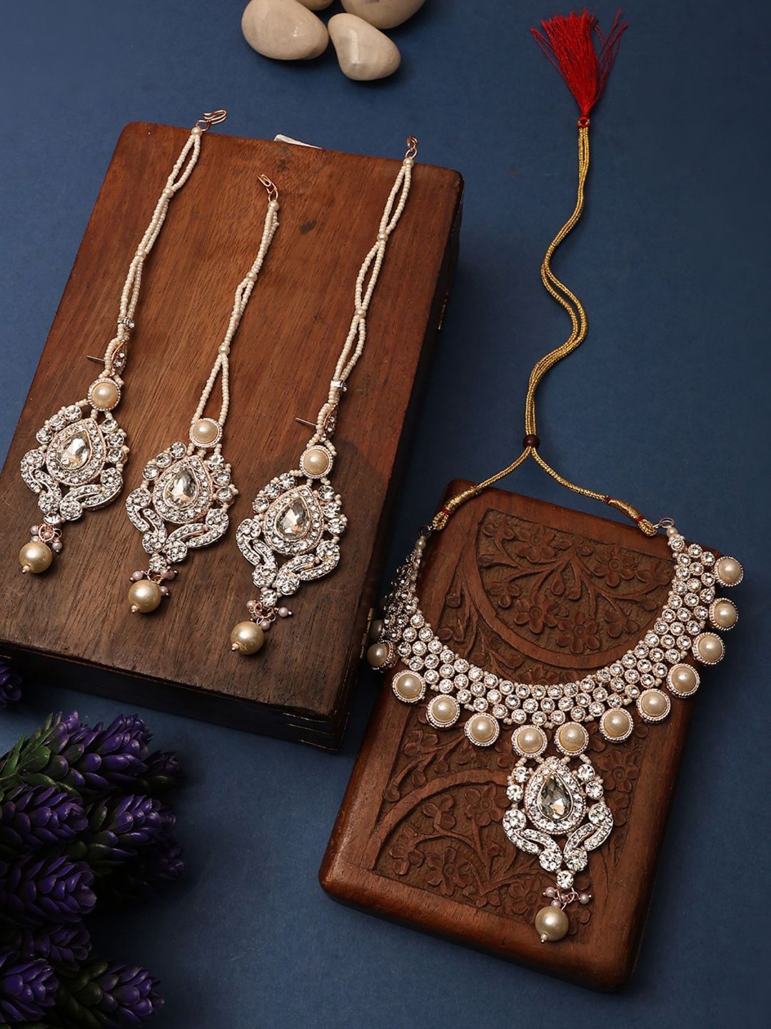 Anouk Silver-Plated Artificial Stones and Beads Beaded Necklace With Earring And Tika
Anouk Silver-Plated Artificial Stones and Beads Beaded Necklace With Earring And Tika
