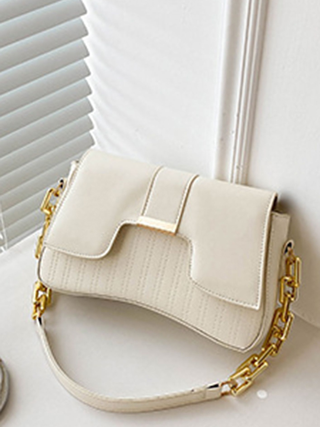 LULU & SKY Colourblocked PU Oversized Structured Handheld Bag with Cut Work, Off white
LULU & SKY Colourblocked PU Oversized Structured Handheld Bag with Cut Work, Off white