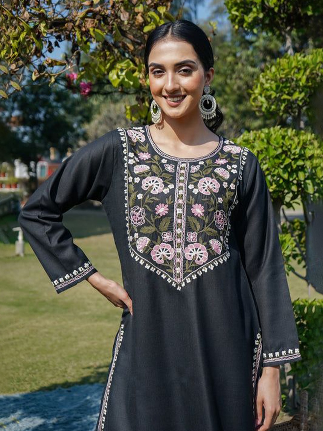 HOUSE OF KARI Floral Embroidered Round Neck Kashmiri Aari Work Pure Cotton Short Kurta, Black
HOUSE OF KARI Floral Embroidered Round Neck Kashmiri Aari Work Pure Cotton Short Kurta, Black