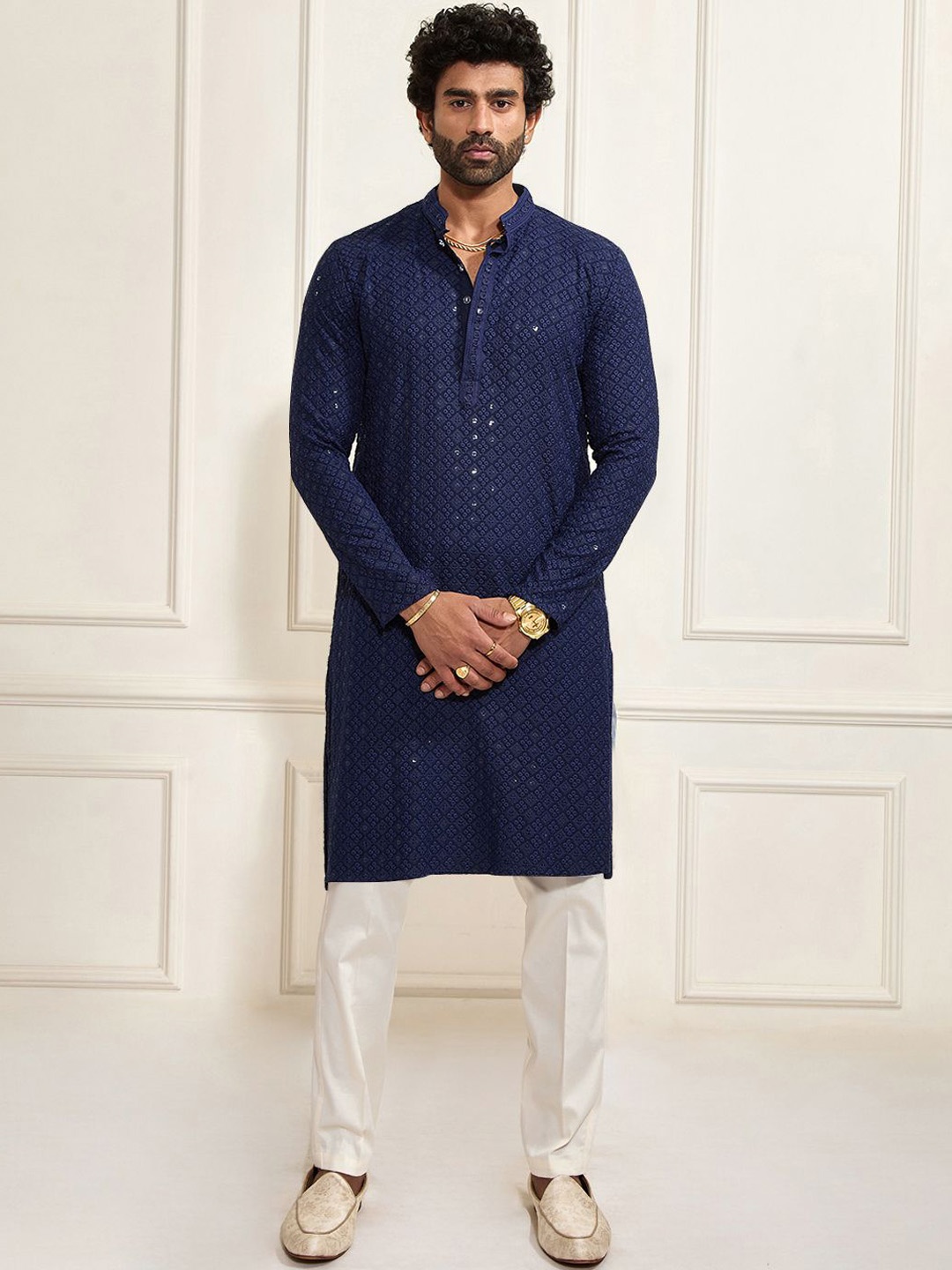 VASTRAMAY Floral Embroidered Sequinned Work Mandarin Collar Straight Kurta With Trousers, Navy blue
VASTRAMAY Floral Embroidered Sequinned Work Mandarin Collar Straight Kurta With Trousers, Navy blue