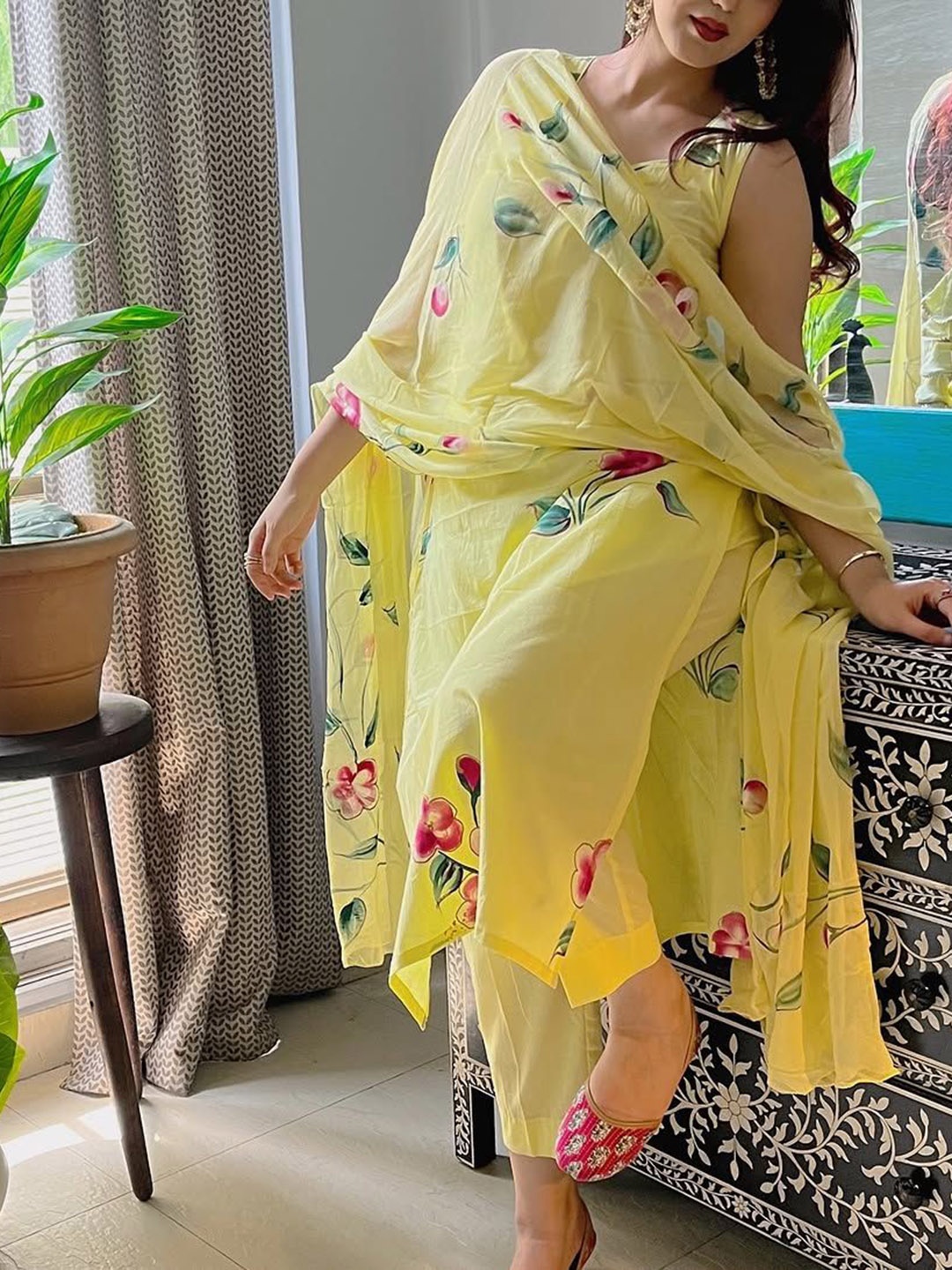 KALINI Floral Printed Silk Crepe Sweetheart Neck Straight Kurta With Trousers And Dupatta, Yellow
KALINI Floral Printed Silk Crepe Sweetheart Neck Straight Kurta With Trousers And Dupatta, Yellow